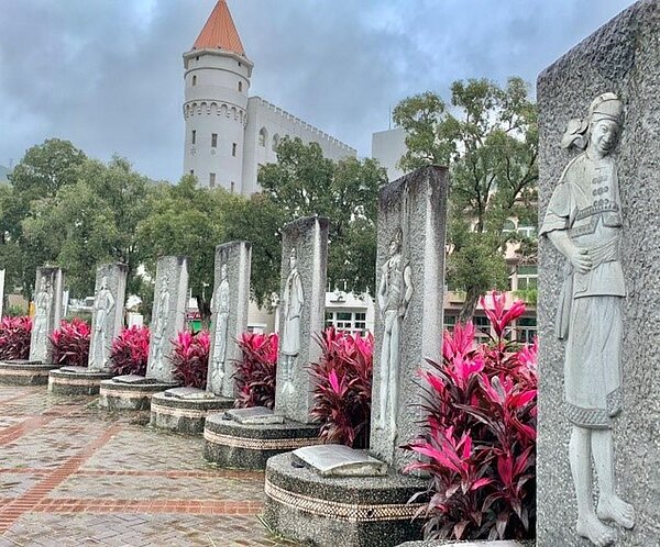 園內栩栩如生的石雕將16族的文化發揚光大。/攝自周希雯