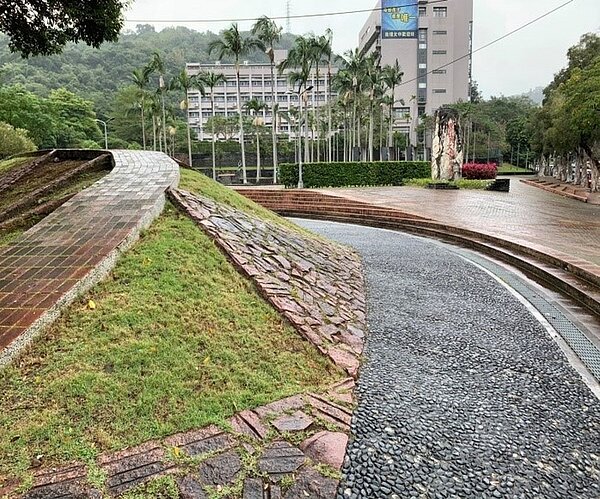 原住民文化主題公園相當寬闊，是散步及遛狗的好去處。/攝自周希雯