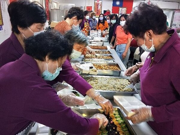 志工為參與活動的里民分裝餐點。 /里長王禮騏提供