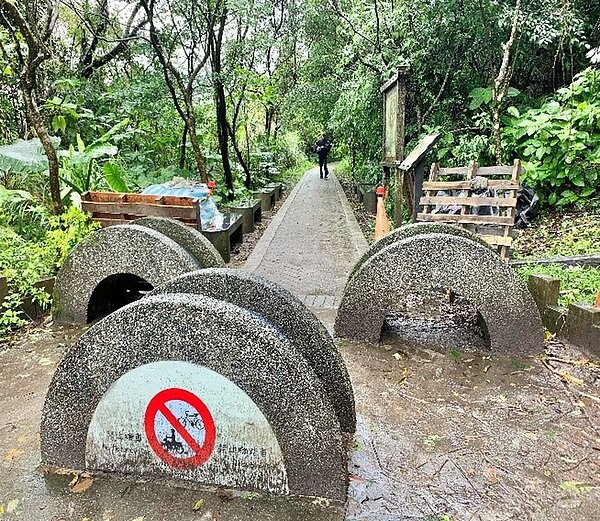 翠山步道的路口相當有特色。 /攝自周希雯