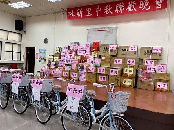 林德隆為中秋晚會的摸彩環節準備許多獎品。/取自社新里大小事臉書