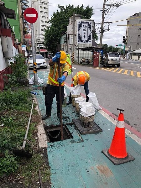 社子的清潔隊持續清溝中。/取自社新里大小事臉書