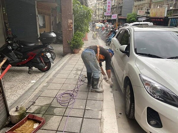 為了行人的安全，林德隆將人行道旁凹凸的角磨平。/取自社新里大小事臉書