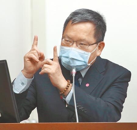 財政部長蘇建榮21日在立法院財政委員會表示，未來法人持有不動產交易，特別針對短期炒作案件，是否要思考納入房地合一稅當中，會進一步來評估。（陳君瑋攝）