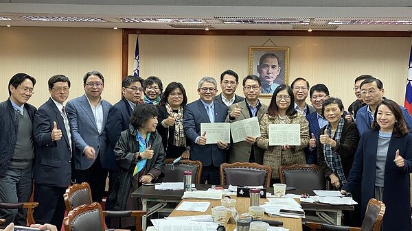 立法院內政委員會初審通過「實價登錄」的地政三法相關修法草案,立委與官員們合照留念。圖/記者鄭鴻達攝影