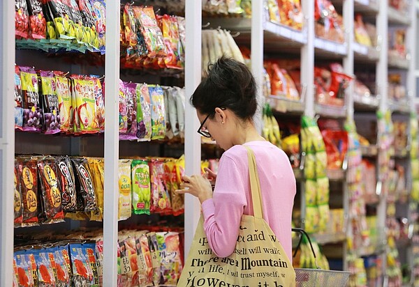 百圓均一商店會賣食品零食，300圓均一商店的食品類占比少。圖／聯合報系資料照