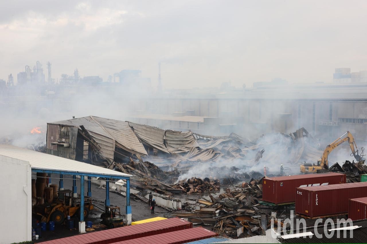 旭富製藥大廠發生火災，臨近的桃紙廠區被波及。記者季相儒／攝影