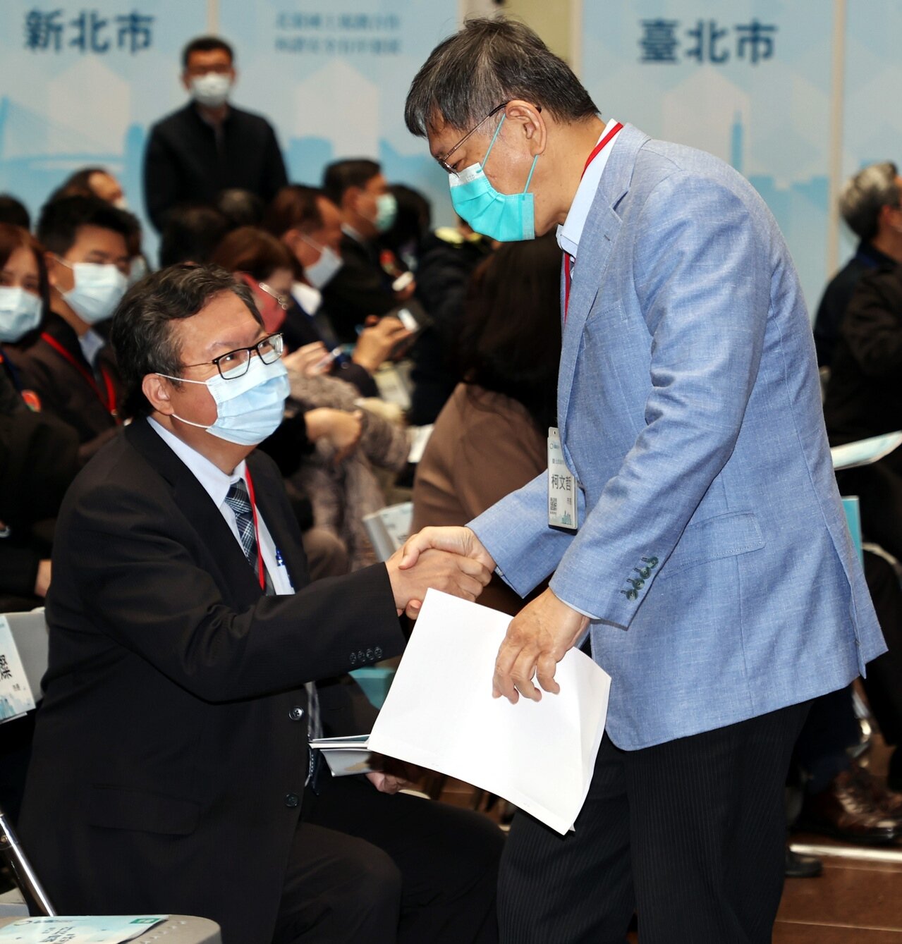 「北臺區域發展推動委員會」首長會議,台北市長柯文哲(右)及桃園市長鄭文燦會前兩人互相握手致意。記者侯永全/攝影