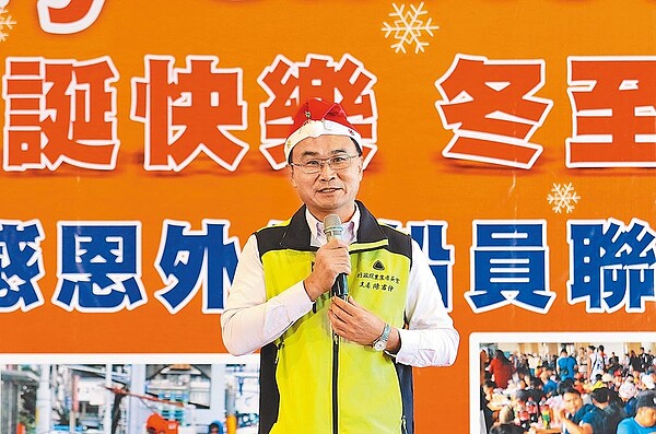 農委會主委陳吉仲昨赴蘇澳被媒體詢問蘇在臉書更正萊劑比搖頭丸毒250倍的訊息,他回應,「我想這就是一個非常正面、專業的回應」,盼所有萊豬議題,回歸專業、食安討論。(蘇澳區漁會提供/李忠一宜蘭傳真)