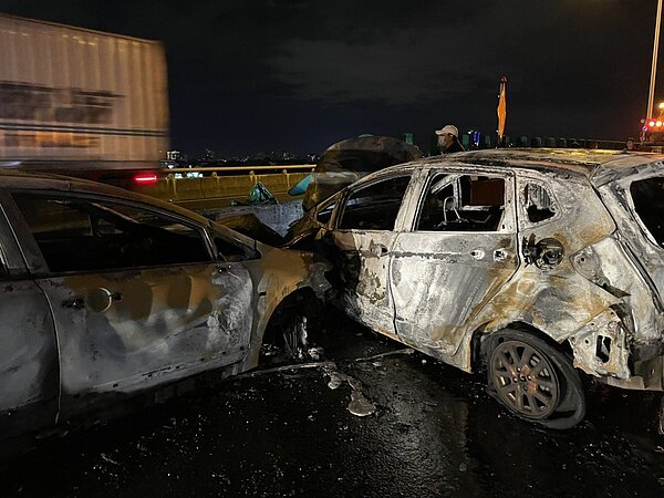 台中市北屯區台74線太平往潭子方向24.6K，今天傍晚發生火燒車，戴女與王男所駕的車擦撞，瞬間起火燃燒，2輛車成為火球被燒燬。圖／民眾提供