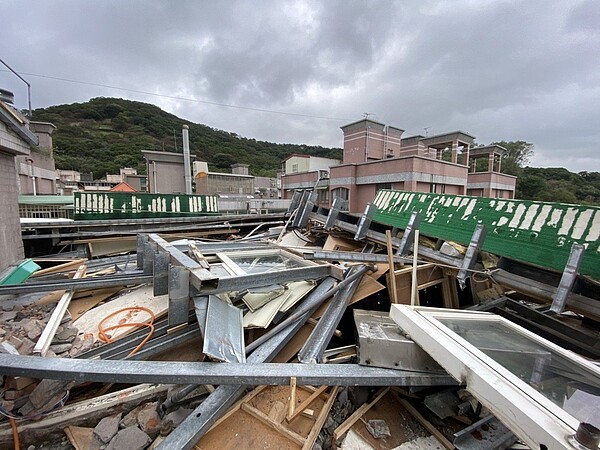 拆除大隊16日進場，共花費5日，於21日全部拆除，宣示新北市拆除違建決心。圖／新北市工務局提供