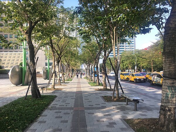 北市持續改善人行環境,調整街道空間配置,營造無障礙通行環境。圖/台北市新工處提供