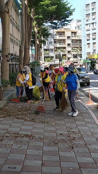 天玉里固定舉辦清潔日活動，改善天玉里環境。圖／擷自潘錦雄愛在天玉里臉書