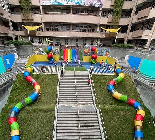 大觀國小內附設兒童遊樂設施。圖/實習記者黃詩羽攝