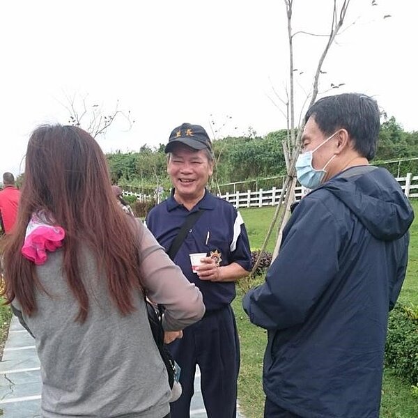 里長請大家填寫簽到表。圖/實習記者曾俊喬攝