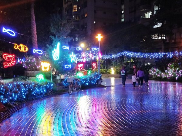 新北市議員唐慧琳資助大鵬里佈置美輪美奐的耶誕燈飾。圖／永慶提供