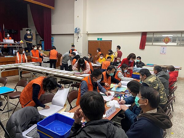 新泰塭仔圳市地重劃案第一區各項補償費及救濟金,總發放金額42億元,今日於泰山區公所進行首日發放。圖/新北市地政局