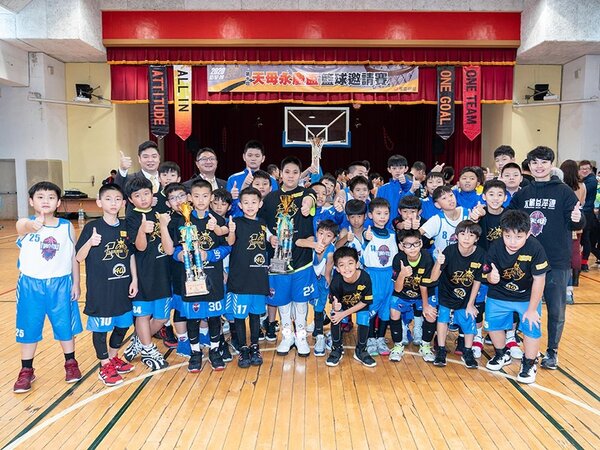 永慶房屋贈送每支參賽球隊籃球紀念衫，鼓勵小朋友投入運動競技。圖／永慶房產集團提供