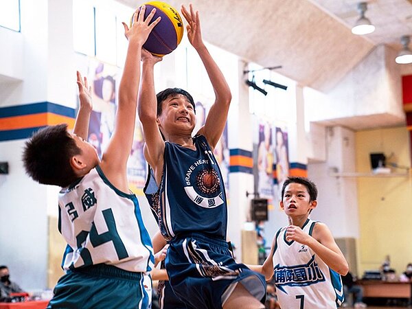 六年級組總決賽由博愛國小(進攻方)對上埔墘國小(防守方),比賽過程相當激烈。圖/永慶房產集團提供