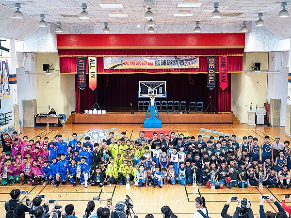今年天母永慶盃籃球邀請賽共有18支球隊參賽,陣容相當龐大。圖/永慶房產集團提供