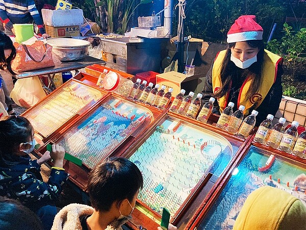 永慶房屋「打彈珠」活動吸引大朋友及小朋友的目光。圖/永慶提供