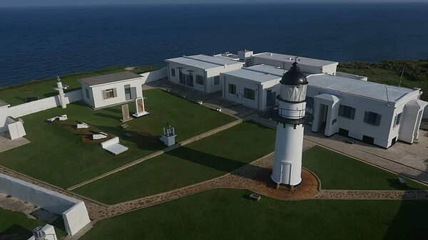 台澎地區歷史最悠久的燈塔,也是台澎地區創建最早的預鑄式建築-漁翁島燈塔,經兩年時間整修完成。圖/航港局提供