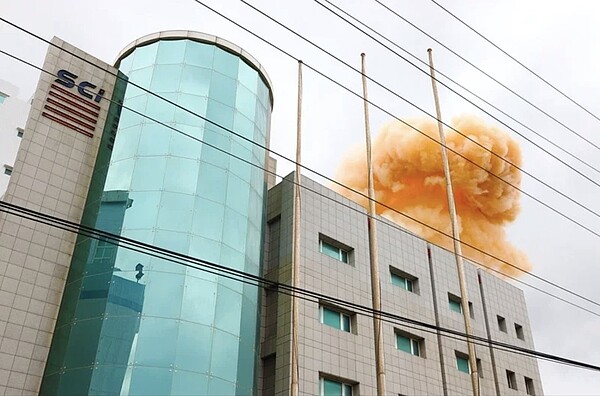 旭富大火21日午間又炸出橘色蕈狀雲,包括旭富及4間遭延燒工廠,總燃燒面積達3萬4716平方公尺。圖/聯合報系資料照