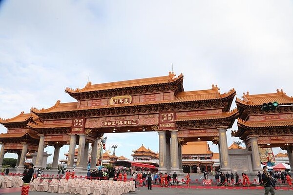 台南土城正統鹿耳門聖母廟22日舉行「安座39週年大典曁牌樓落成啓用大典」。圖/台南市政府提供