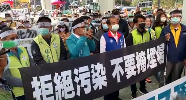 地方議員帶領民眾陳情拒絕下營掩埋場。圖取自/台南市議員【陳文賢.陳秋宏】曾文區 粉絲專頁