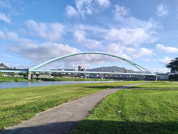 麥帥二橋穿新衣,美觀防鏽新風貌。圖/台北市政府工務局新建工程處提供