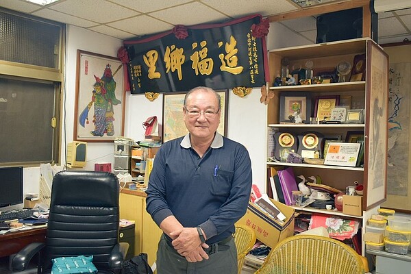 鄒士根20年來全職在河堤里辦公室為里民服務。圖/黃元琪攝