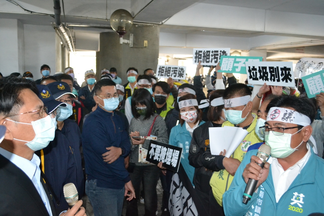 台南市下營地區5百多民眾昨到台南市政府抗議並遞交陳情書，反對碩鼎在下營設置廢棄物處理場。圖／聯合資料照
