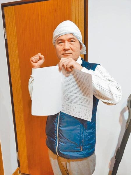 前八里鄉長柯慶長日前拿著千名地主抗議書怒轟八里區地價稅3年約調漲6.3倍。(中時資料照片)