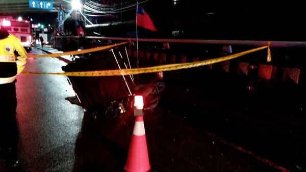 一輛雙載機車在台北市南港橋摔車，女騎士被公車輾過死亡，後座女乘客受傷送醫。記者李奕昕／翻攝