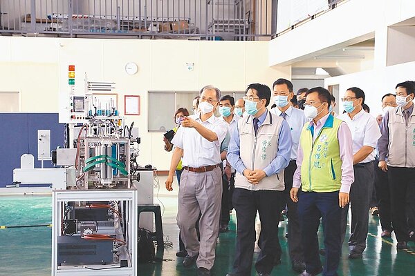 台南市長黃偉哲(左二)今年9月曾參訪東建安並頒贈感謝狀。(台南市政府提供/曹婷婷台南傳真)