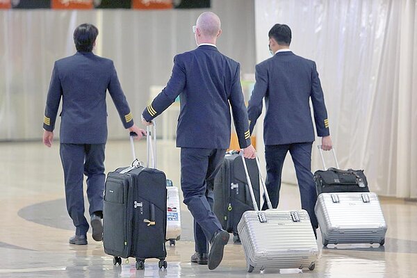 長榮航空紐西蘭籍機師,因違反防疫規定,規避及妨礙疫調,遭重罰30萬元。圖為剛執飛結束準備回公司報到的長榮航空機師。(非新聞事件當事人)(陳麒全攝)
