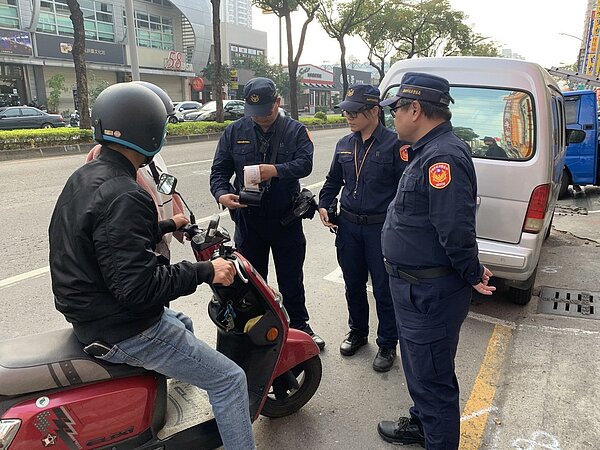 高雄市警局2019年底採購掌上型藍牙印表機,連結警用小電腦M-Police,啟用「電子舉發製單系統」。圖/聯合報資料照片