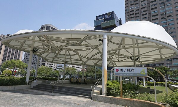 凹子底捷運站鄰近農十六公園,周圍百貨、賣場、餐廳林立,且有捷運、輕軌題材,房價水漲船高。記者劉學聖攝影/聯合報系資料照