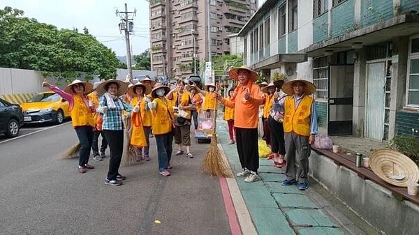 鄰長志工利用假日出動清掃順興里社區，共同愛護家園。圖／擷取自臉書「順興里里長-楊培釧」