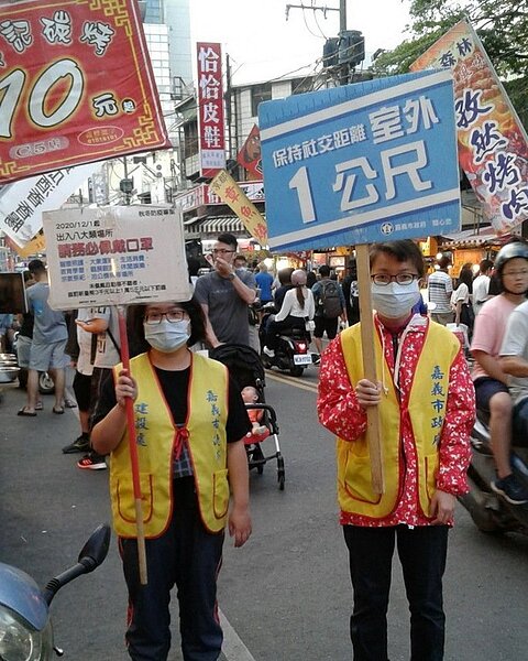 嘉義市政府昨到文化路夜市宣導防疫措施。圖/嘉義市政府提供