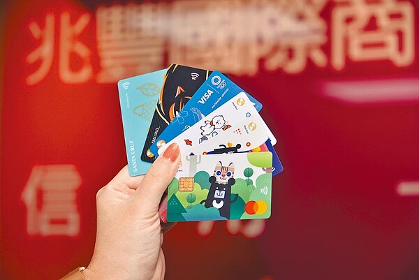 兆豐銀行今年針對稅額在30萬元以上的電子帳單用戶,提供台灣史上最長期數的「綜所稅30期零利率」方案,堪稱市場最佛心。(兆豐銀提供)