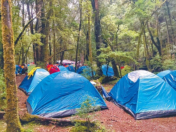 台東嘉明湖近期爆紅，竟有登山客在戒茂斯山妹池畔紮營變路霸。（讀者提供／蔡旻妤台東傳真）