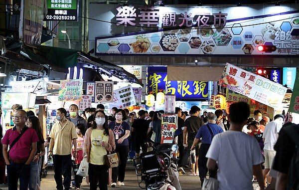 諾富特飯店房務女經理的女兒也確診，她曾到新北「72度C舒肥健康餐」用餐，雖未到附近樂華夜市，但昨晚夜市人潮仍受影響。記者侯永全／攝影 