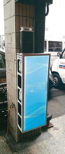 電動機車換電站如雨後春筍,圖為懸掛式換電站。圖/讀者提供