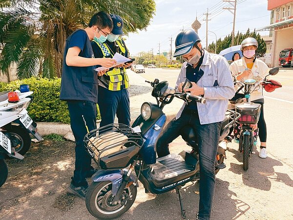 警方重點取締電動自行車超速、改裝等違規,但事故死傷仍多,擬修法掛牌、納強制險。圖/平鎮警方提供