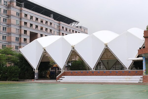 神似雪梨歌劇院的室內操場,即使下雨同學也能在舒適的環境上體育課。(圖/記者蘇建銘攝。)