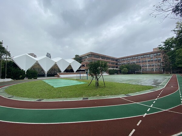 2014年蘇迪勒颱風將三玉國小校樹吹倒,正中小樹為校方、家長及小朋友結合敬師月原地重種的「希望之樹」。(圖/記者蘇建銘攝。)