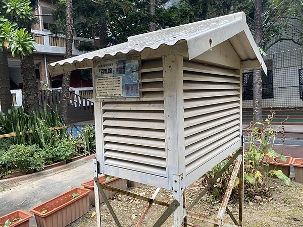 校園處處可見科學氣息,圖為氣象用測量百葉箱。(圖/記者蘇建銘攝。)