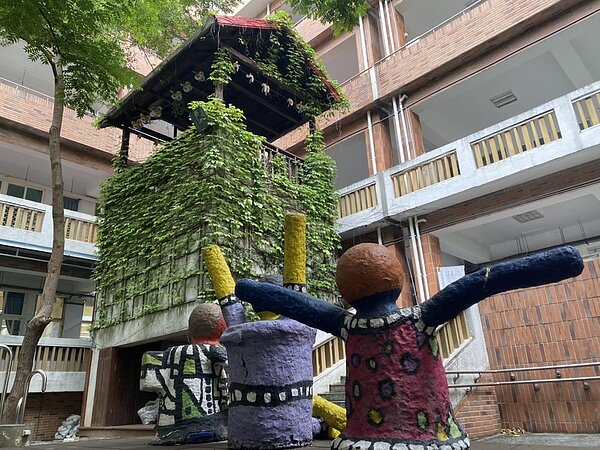 高三層的雨水收集屋坐落校園中。(圖/記者蘇建銘攝。)