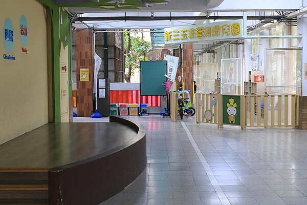 三玉國小設有公共托育家園及非營利幼兒園,校長陳幼君說明此為國教一條龍:可讓0到12歲的的孩子在穩定的環境成長。(圖/記者蘇建銘攝。)